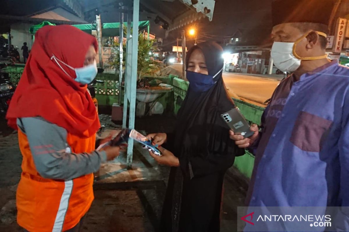 Dinas Kesehatan Kubu Raya bagikan masker kepada jamaah Sholat Tarawih