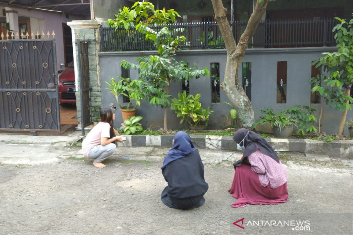 Berhamburan, gempa Sukabumi membuat panik warga Cianjur