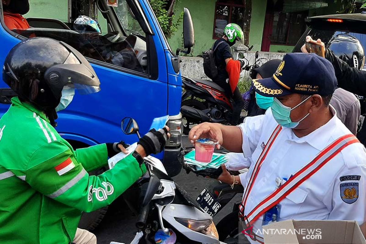 KAI Purwokerto bagikan takjil di perlintasan sebidang