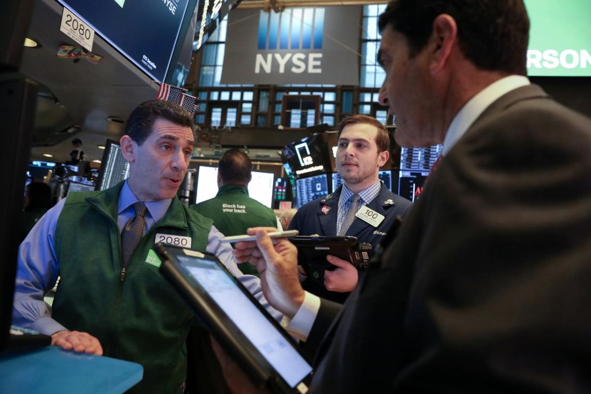 Wall Street ditutup beragam, indeks Nasdaq anjlok 261,61 poin