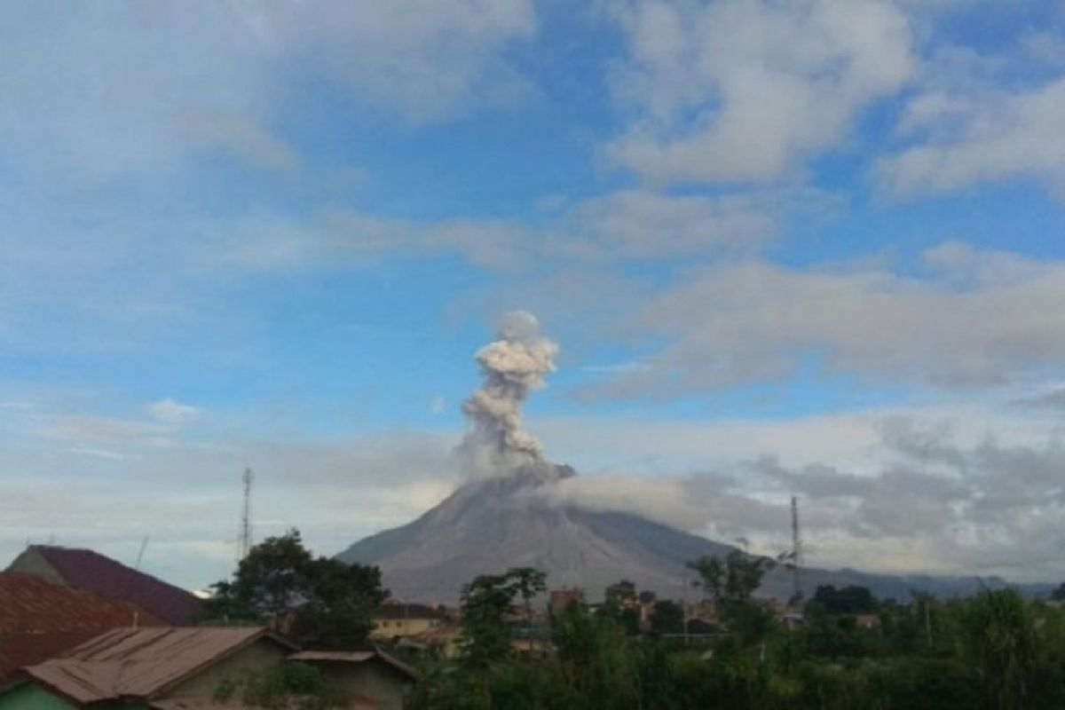 Gunung Sinabung semburkan abu vulkanik setinggi 1.000 meter