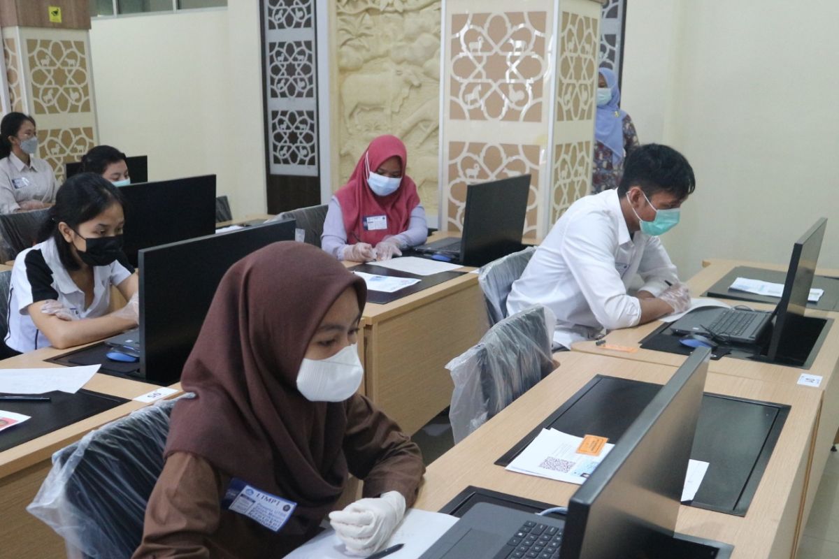 Peserta UTBK di Universitas Brawijaya jalani pemeriksaan tambahan metal detector