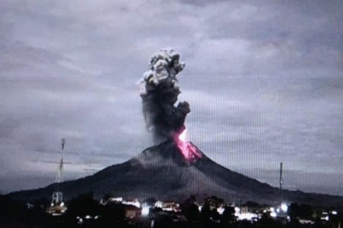 Gunung Sinabung semburkan abu vulkanik  setinggi 1.500 meter