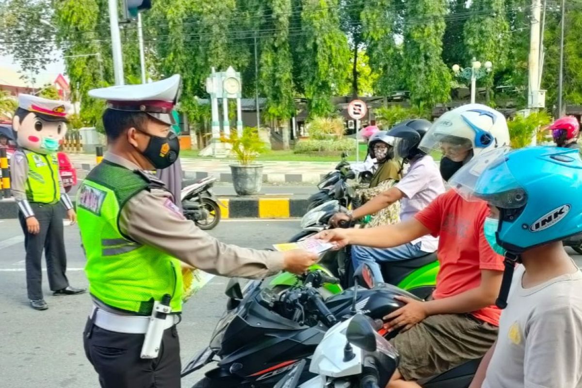 Satlantas Polres Situbondo bagikan brosur larangan mudik ke pengendara