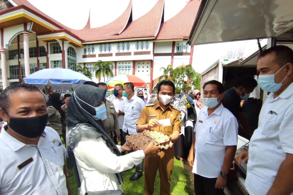 Gerakan Pasar Murah bagi honorer dan sukarela dibuka di Painan, ini barang yang dijual