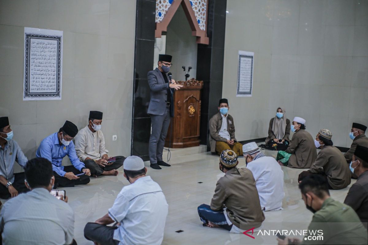 Bima Arya serahkan hibah keagamaan Rp1,45 miliar untuk 58 masjid di Kota Bogor