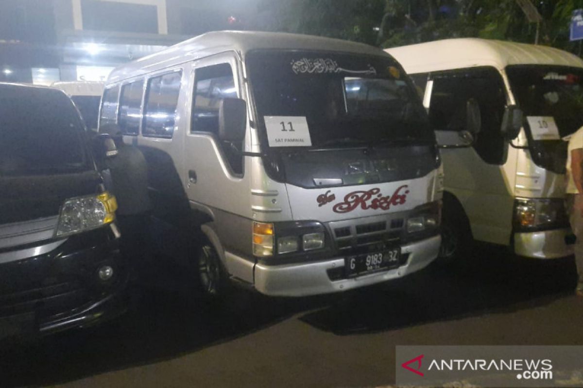 Ditlantas Polda Metro amankan puluhan mobil travel gelap