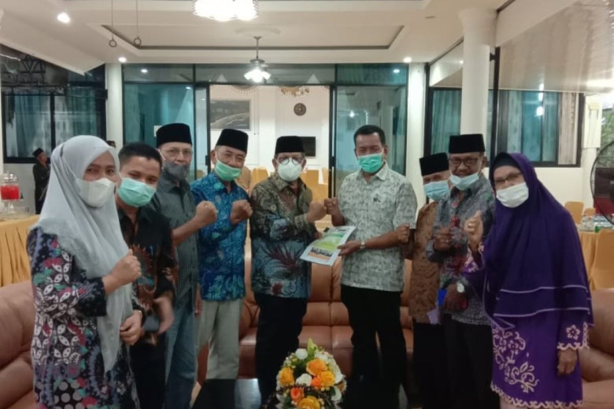 Bupati Pesisir Selatan terima daftar pengurus baru Gebu Pessel dari Ketua Dewan Pembina Yayasan