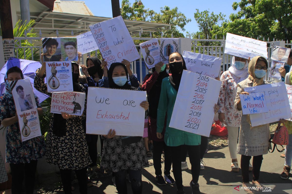 Pengungsi asal Afganistan demonstrasi di kantor IOM Kupang