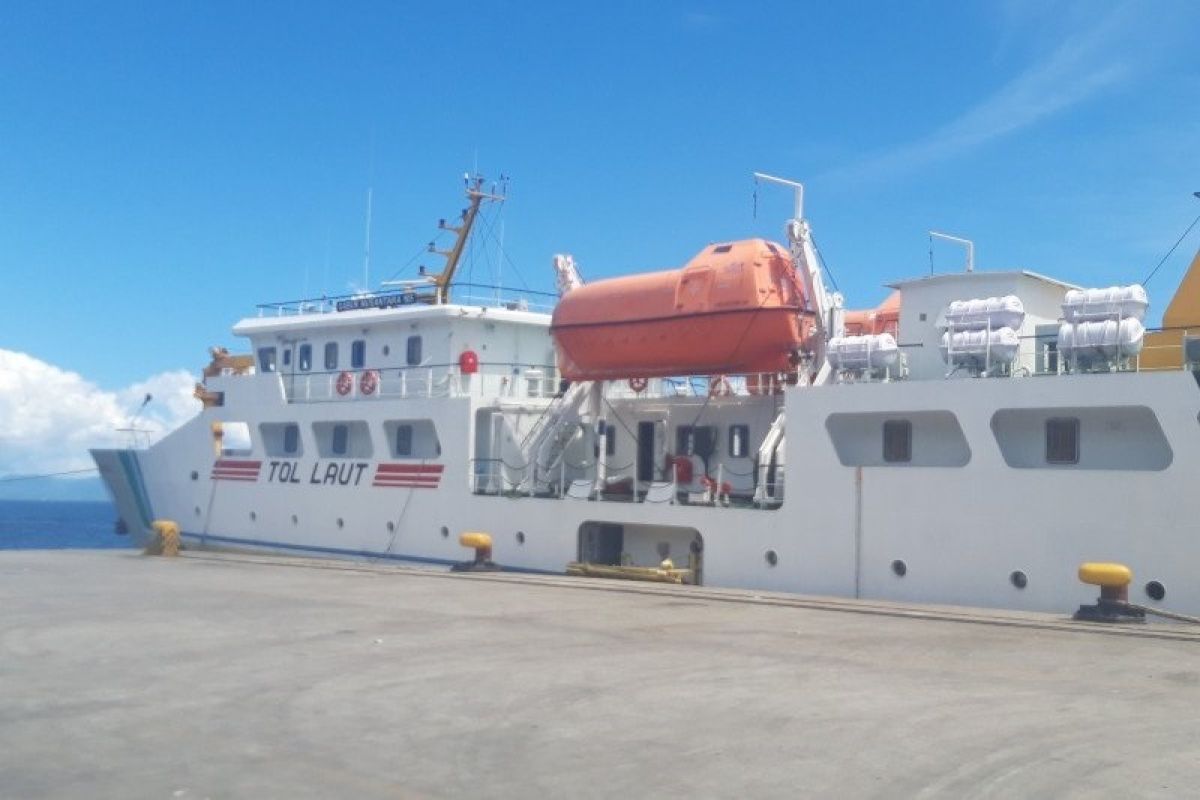 Tol Laut angkut minyak kelapa murni atau VCO perdana dari Maluku Utara ke Jawa