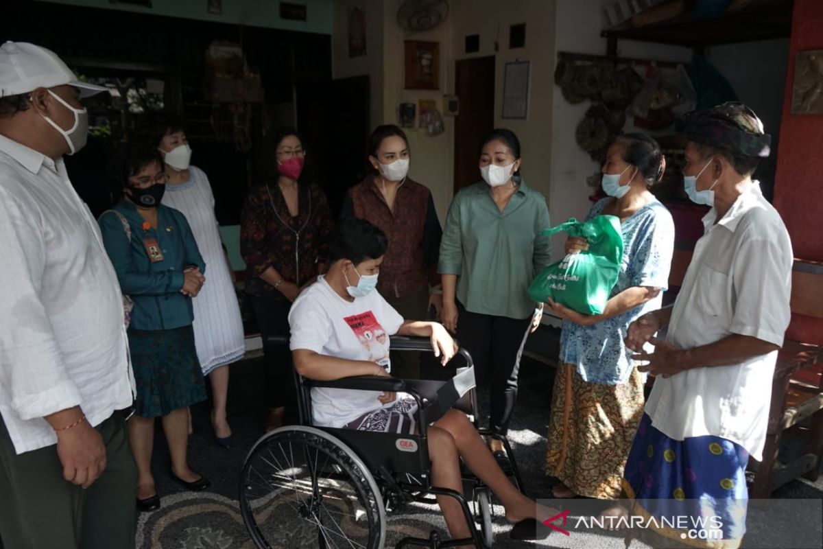 K3S Denpasar-Yayasan Bina Ilmu Korea Selatan bantu kursi roda kepada disabilitas