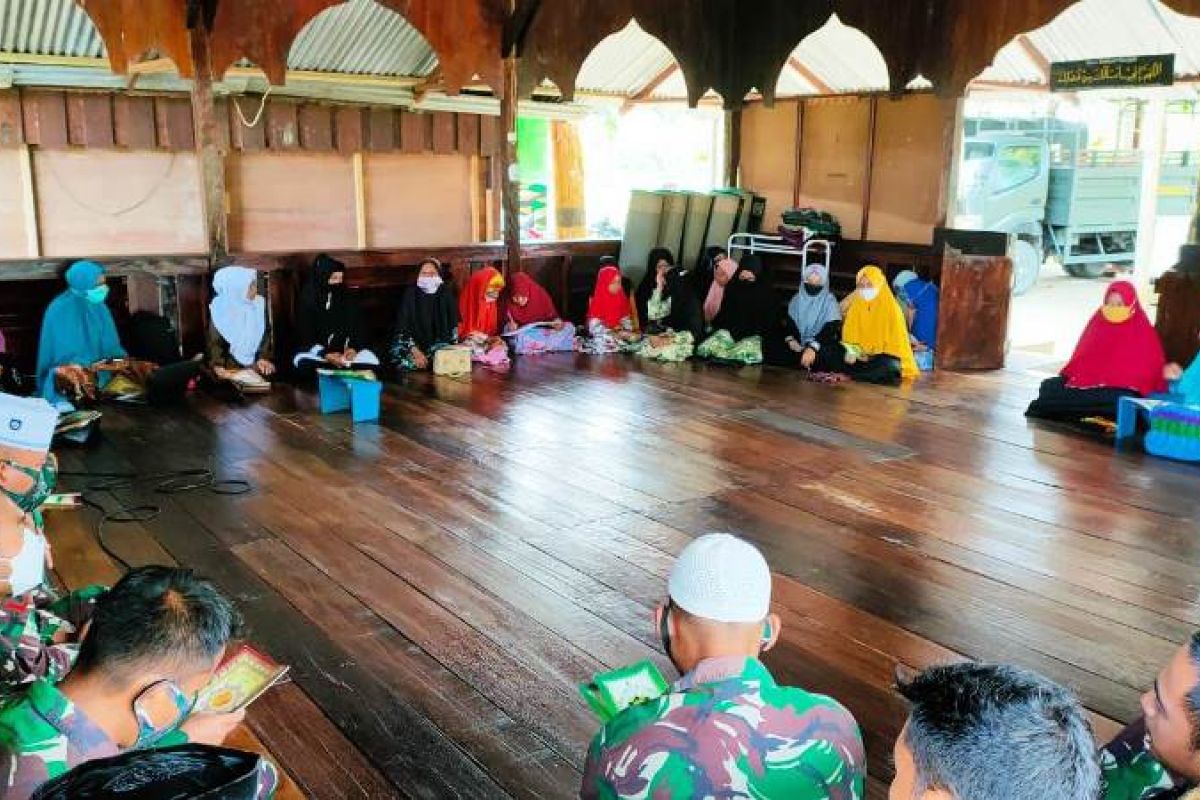 Prajurit TNI gelar doa khatam Al Quran bersama warga di perbatasan