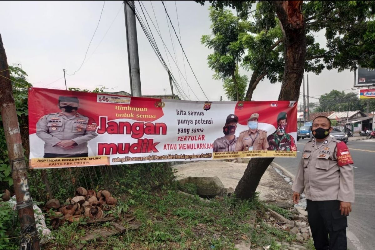 Polisi di Kabupaten Tangerang mulai pasang spanduk larangan mudik Lebaran