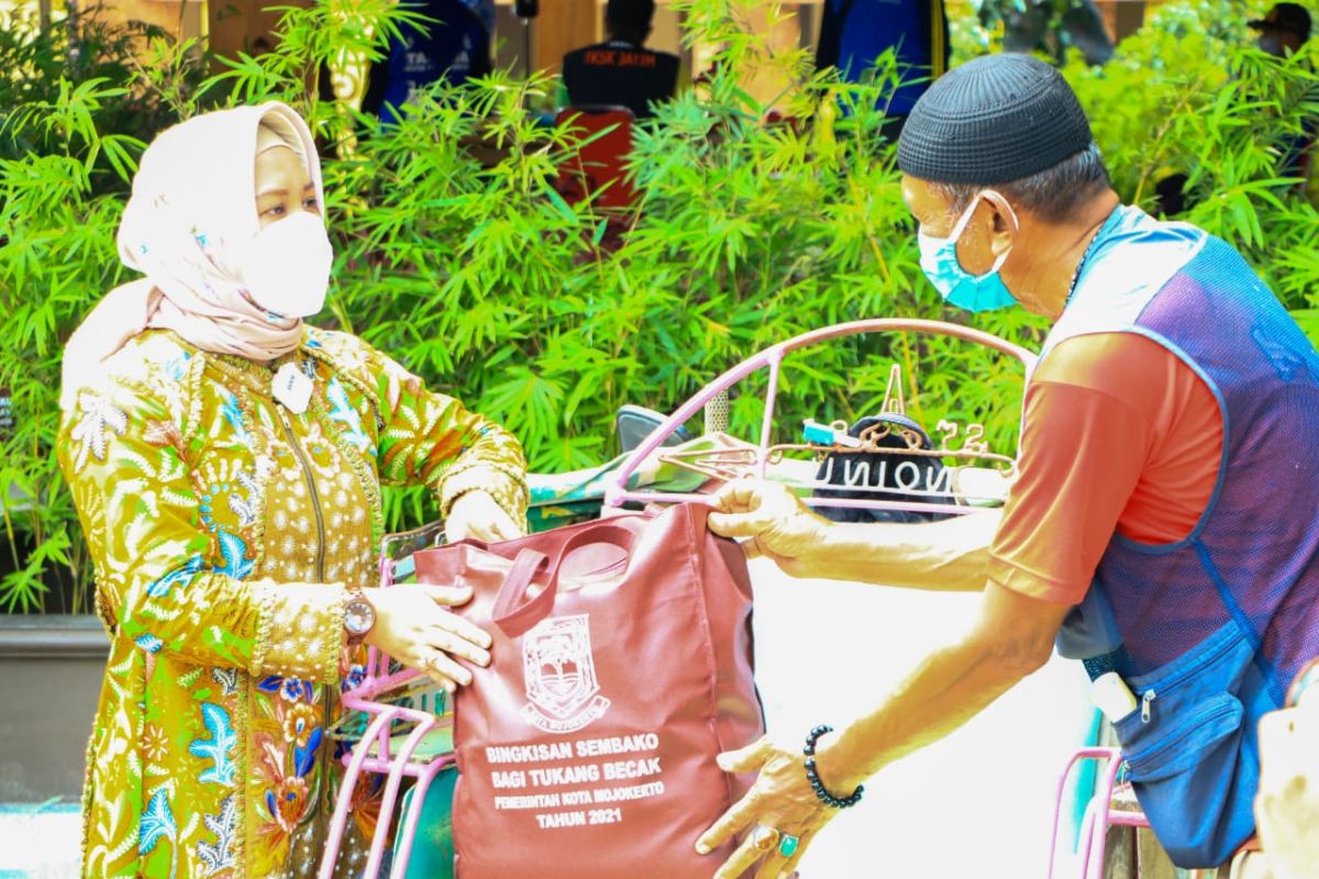 Jelang lebaran, Wali Kota Mojokerto Ning Ita salurkan bansos di tengah pandemi