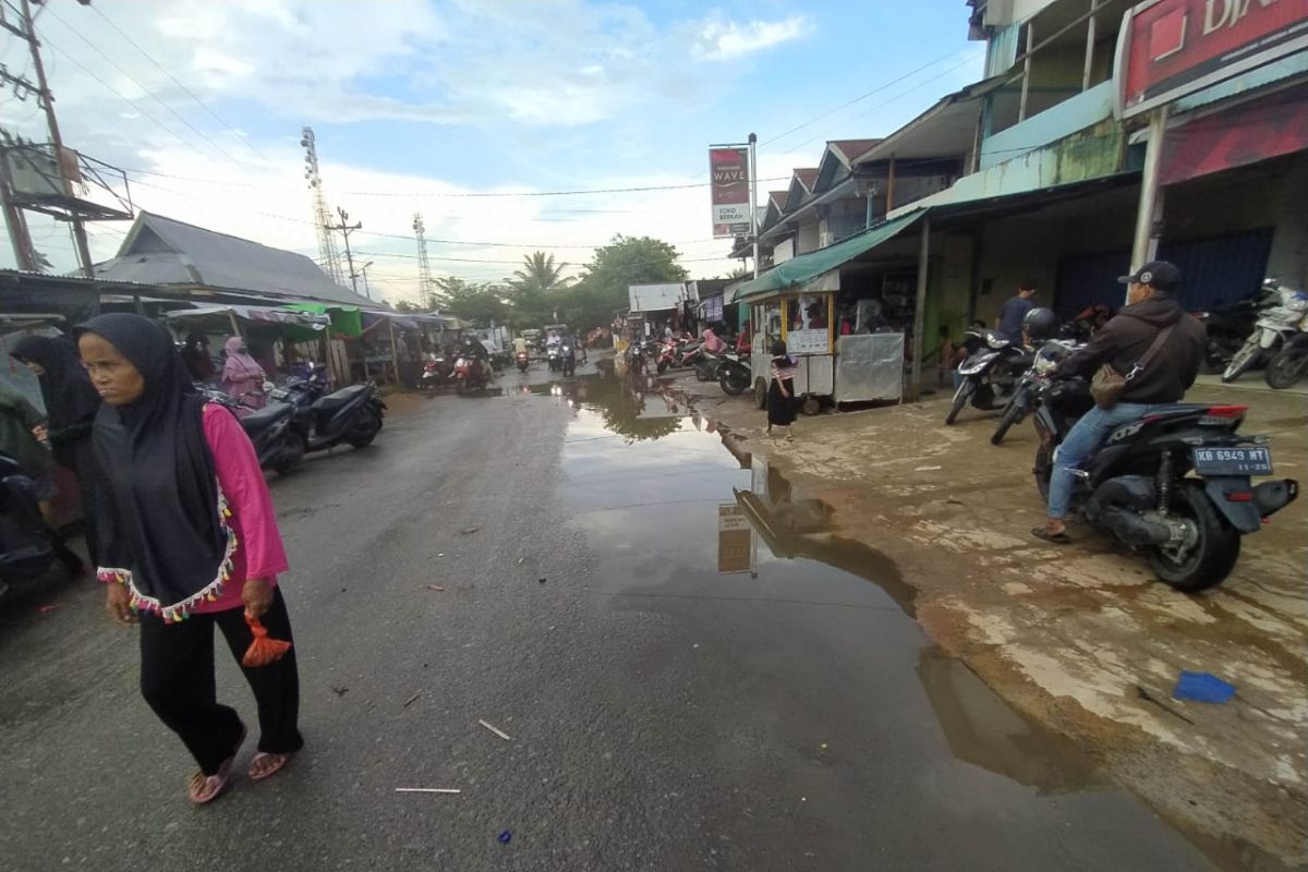 Warga minta pemda bangun saluran pembuangan di Pasar Teluk Melano