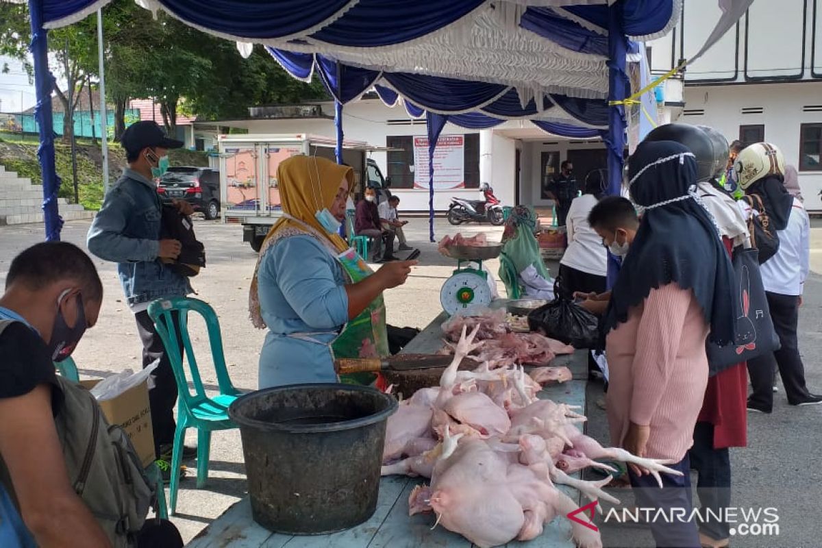 Operasi pasar di Tanjung Pandan jual daging ayam Rp38 ribu per kilogram