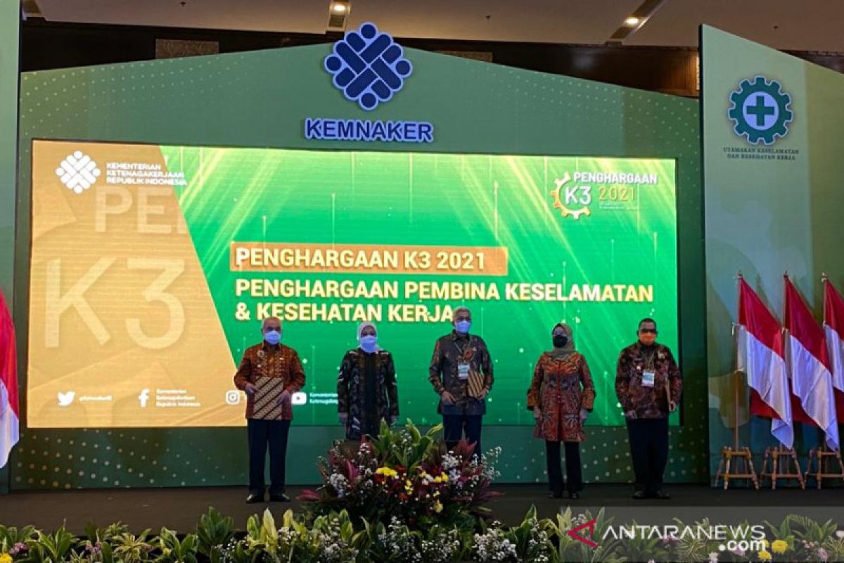 Kemnaker menganugerahkan penghargaan K3 2021 kepada 16 gubernur