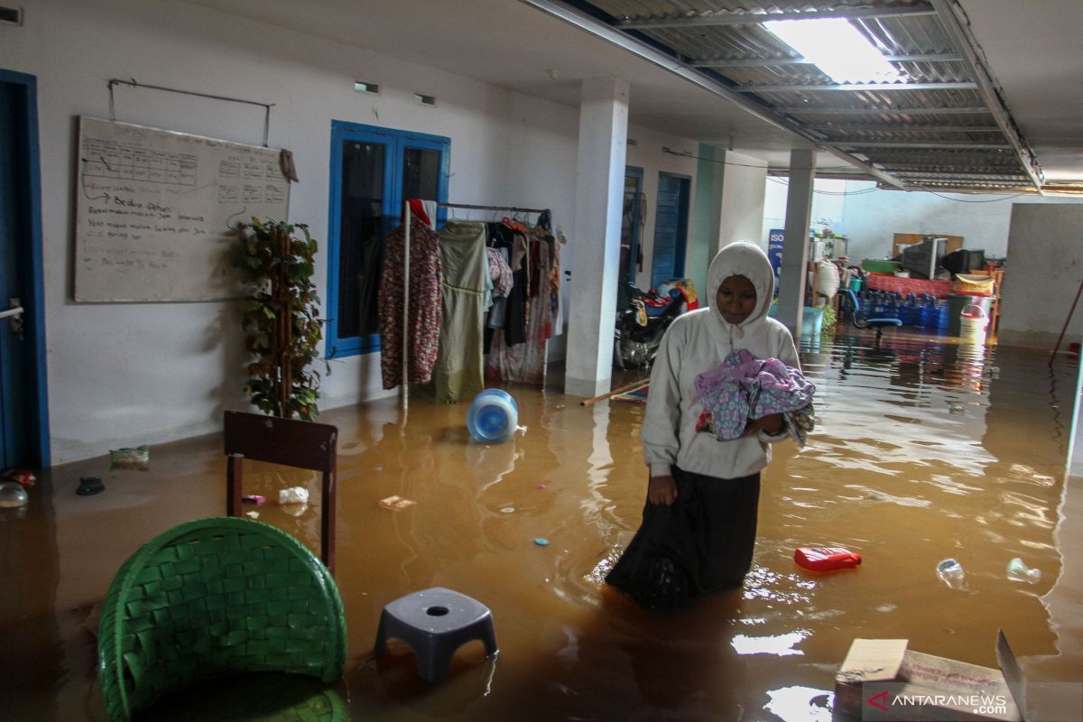 Waspadai banjir, Pekanbaru bersihkan 375 titik potensi genangan