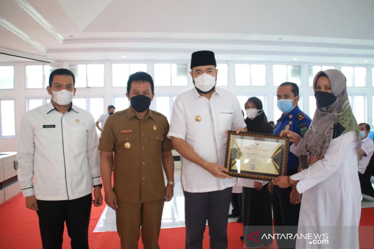 Kinerja terbaik di 2020, enam OPD Padang Panjang terima piagam penghargaan