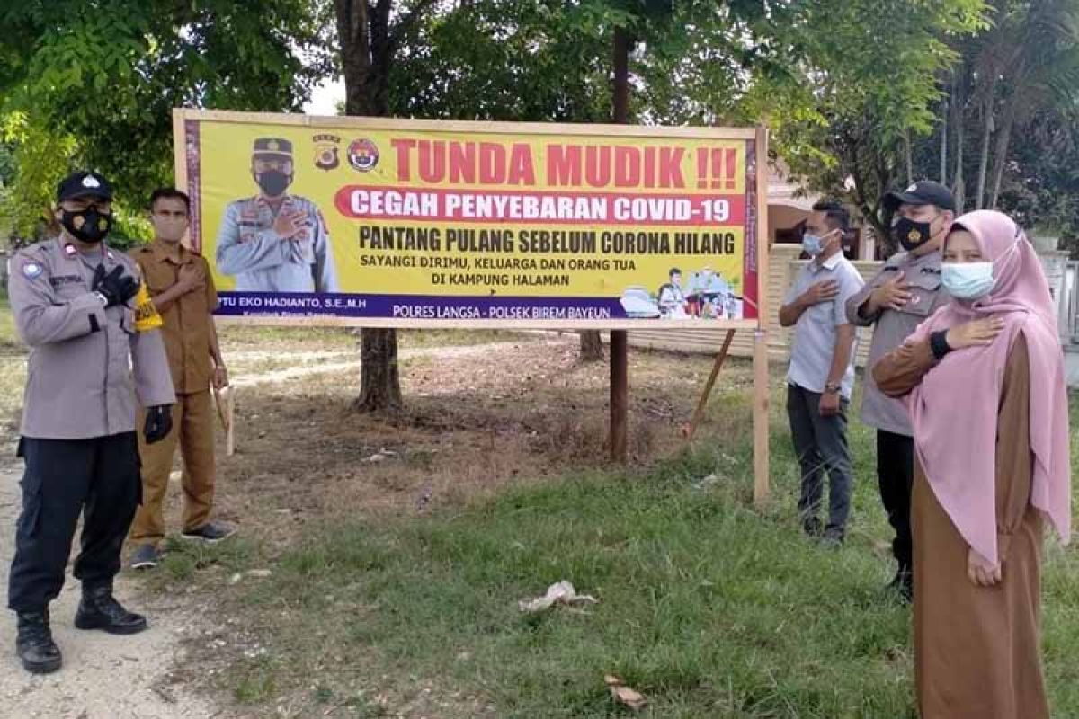 Polisi pasang spanduk larangan mudik di perbatasan Aceh Timur dan Langsa
