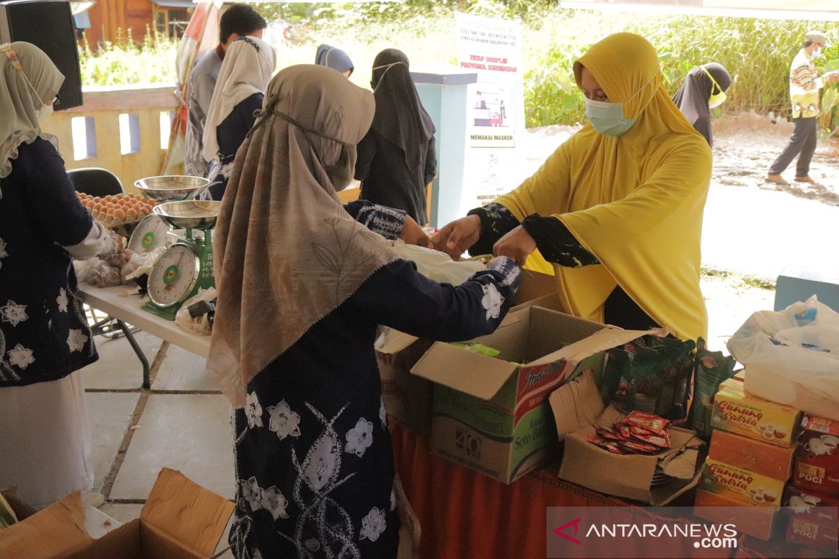 Petugas bazar TTI HSS bagikan nomor antrian hindarkan kerumunan