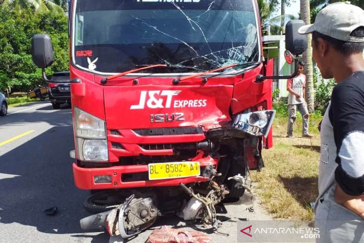 Polisi menahan sopir truk J&T terkait tewasnya pasutri di Aceh Barat