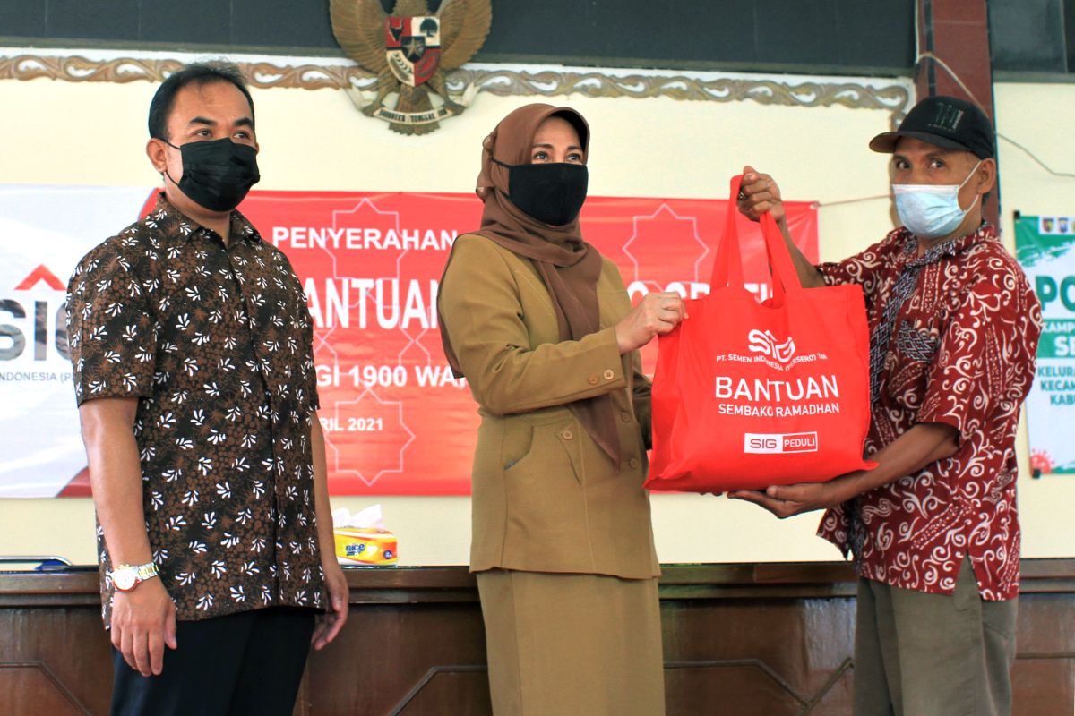 SIG bagikan 1.900 paket sembako kepada warga sembilan kelurahan di Gresik