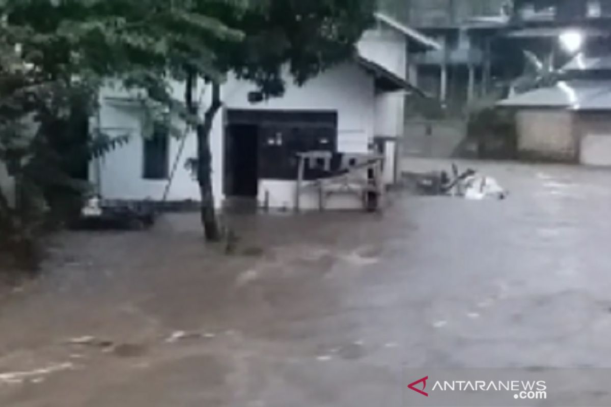 Hujan deras akibatkan lima daerah di Sukabumi diterjang banjir dan longsor