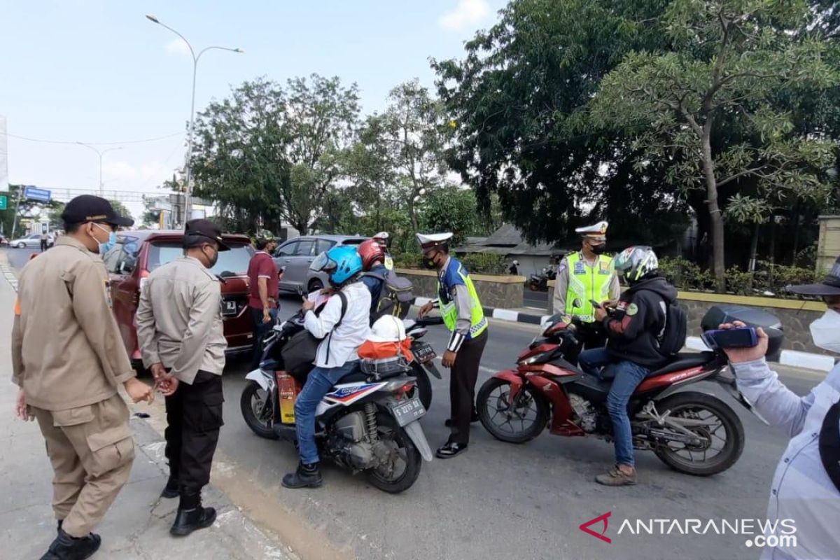 200 pemudik dihentikan petugas gabungan di Jalur Pantura Bekasi (video)