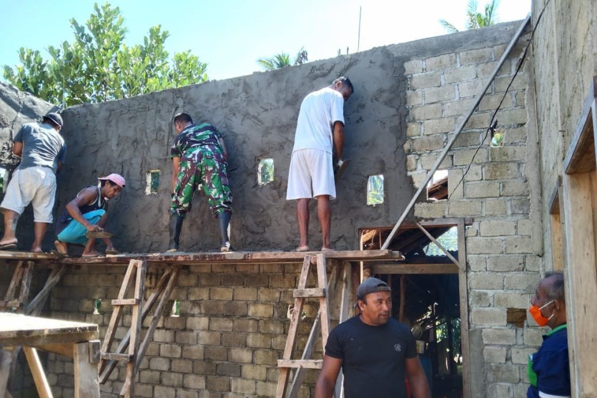 Anggota TNI -  AD gerakan warga renovasi rumah seorang nelayan di Jailolo
