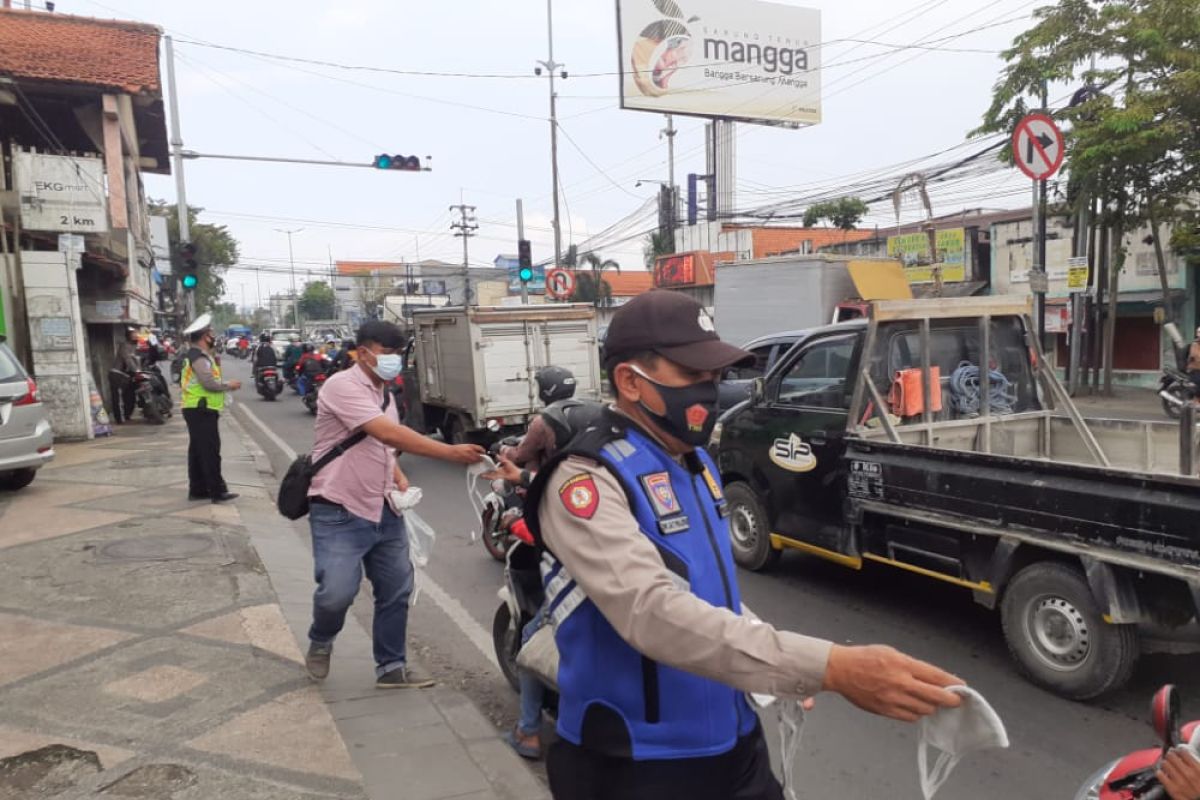 Polresta Sidoarjo bagikan 50 ribu masker kepada pengendara.