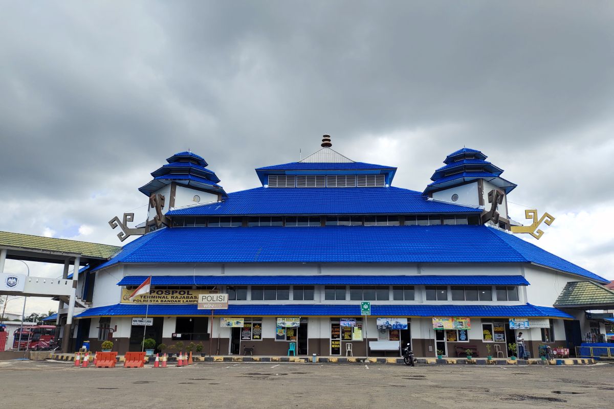 Kedatangan penumpang di Terminal Induk Rajabasa Bandarlampung naik