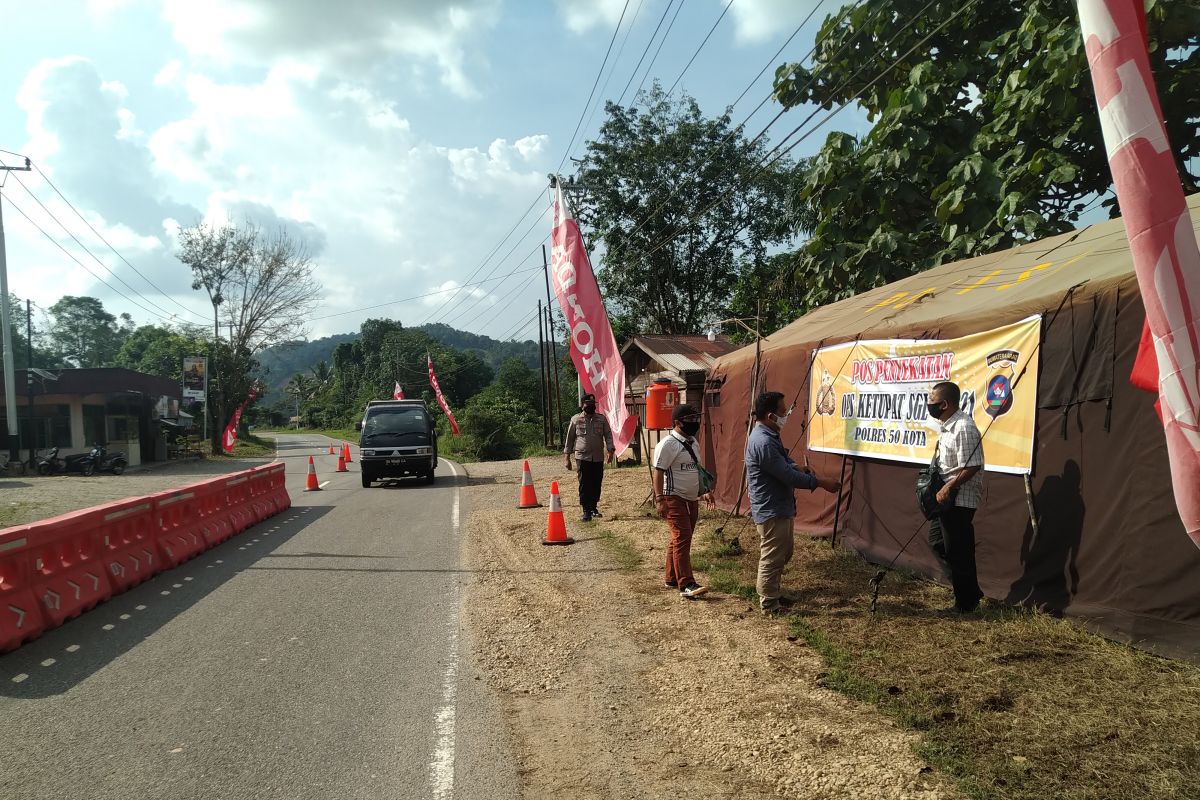 Arus kendaraan dari Riau menuju Sumbar terpantau ramai, Polisi baru awasi penerapan prokes