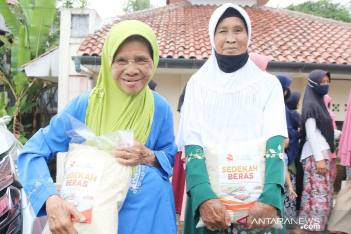 Jompo dan anak yatim di Bogor dapat bantuan program Tebar Beras Ramadan