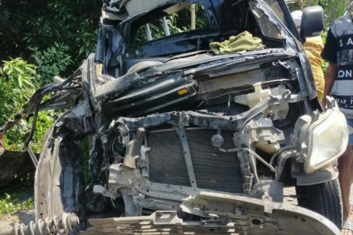 Pick up vs truk fuso tabrakan di Jalan Jonggat Lombok Tengah