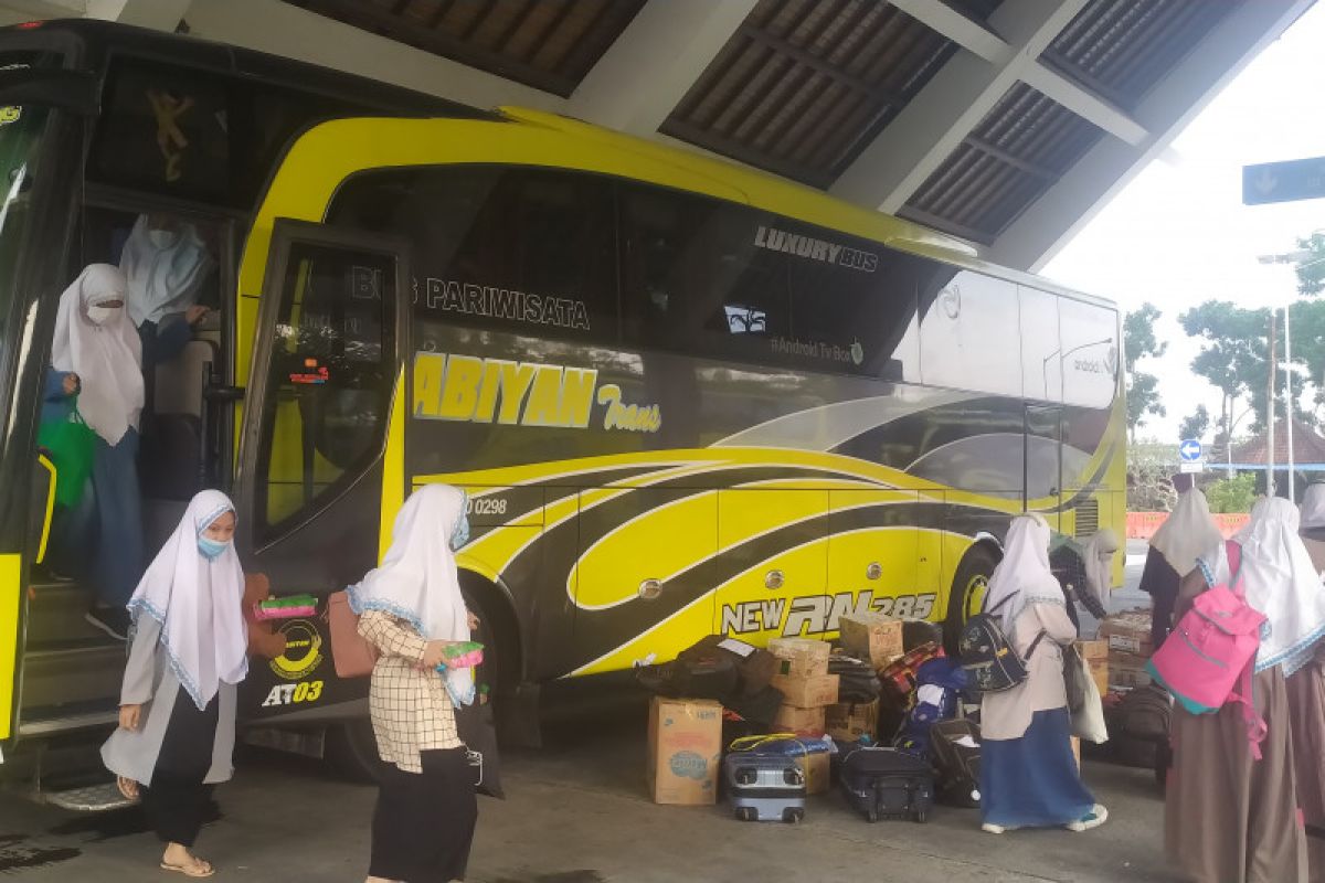 Ratusan santri asal Bali dipulangkan melalui Terminal Mengwi-Badung