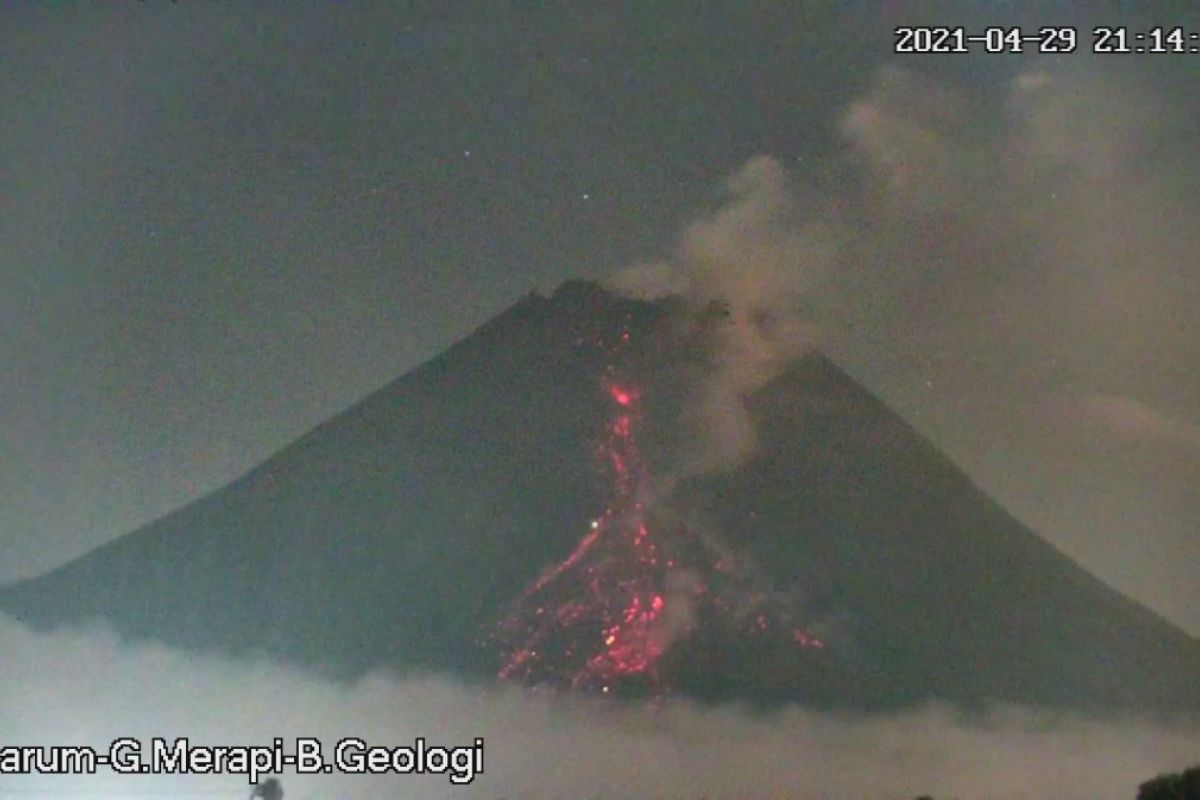 Gunung Merapi meluncurkan awan panas guguran sejauh 2 kilometer