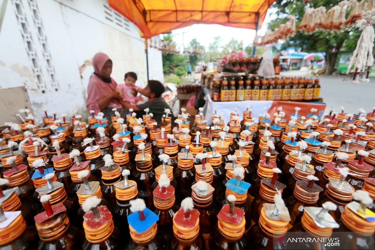 Penjualan lampu minyak botol tradisi Tumbilotohe masih sepi