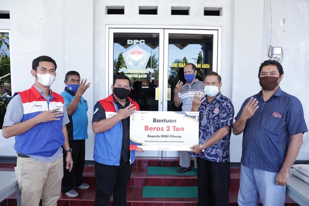 Pertamina Cilacap salurkan bantuan beras untuk nelayan