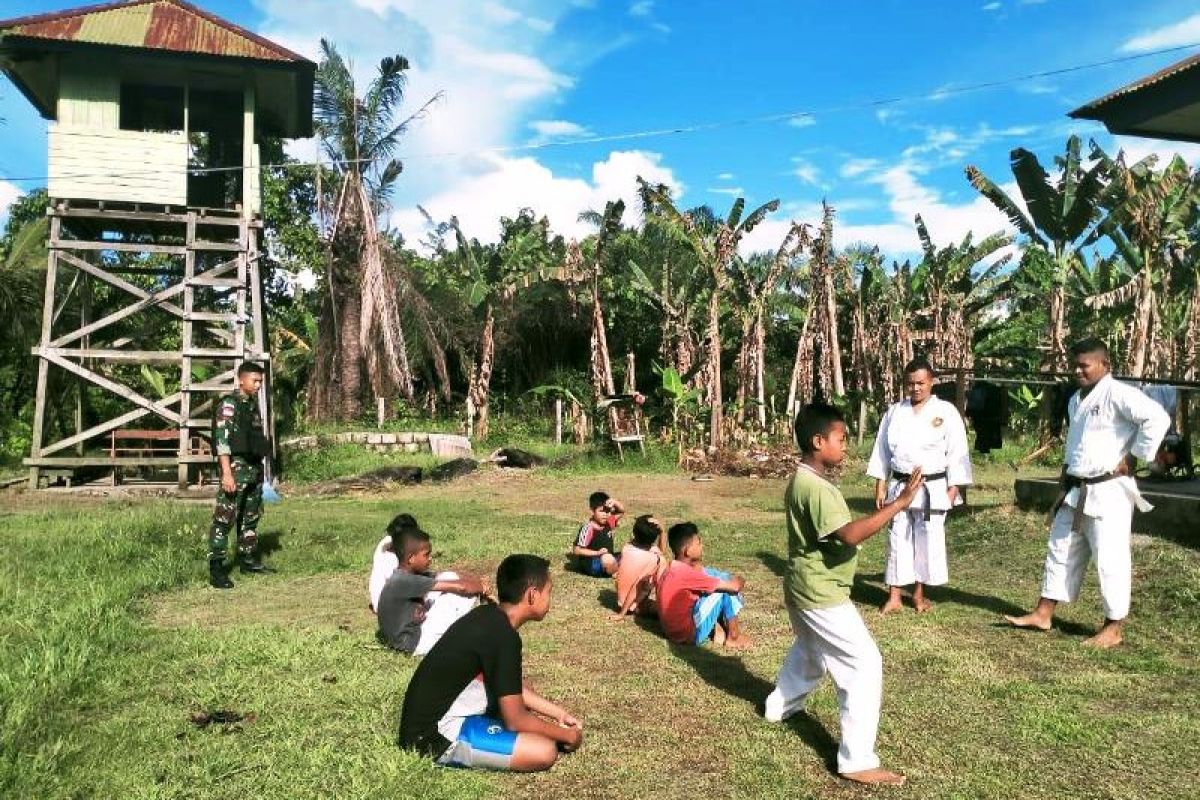 Satgas TNI beri latihan bela diri karate untuk anak di perbatasan