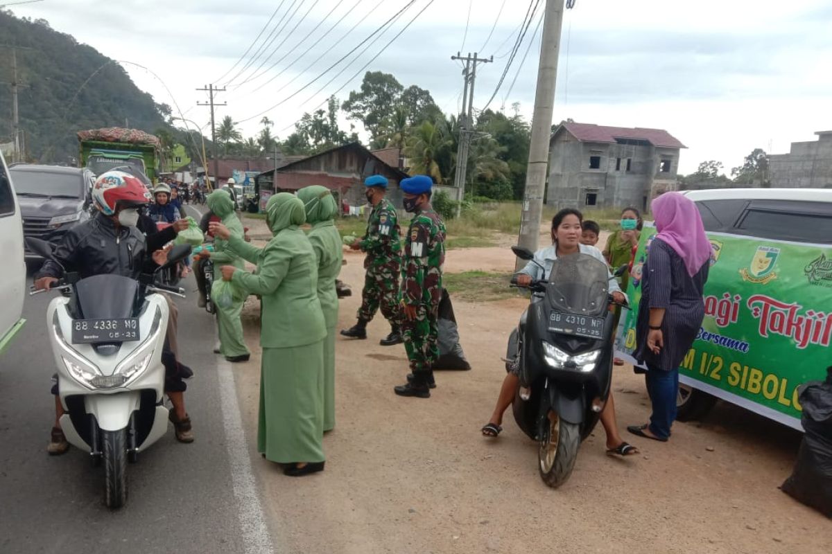 HUT Pomad ke- 75, Denpom Sibolga bagi masker dan takjil