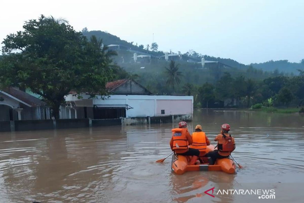 Banjir memaksa sejumlah warga mengungsi di dua desa Cianjur