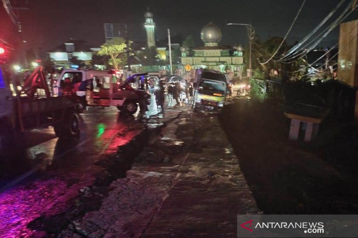 Sebuah truk terjebak dan nyaris terseret longsor