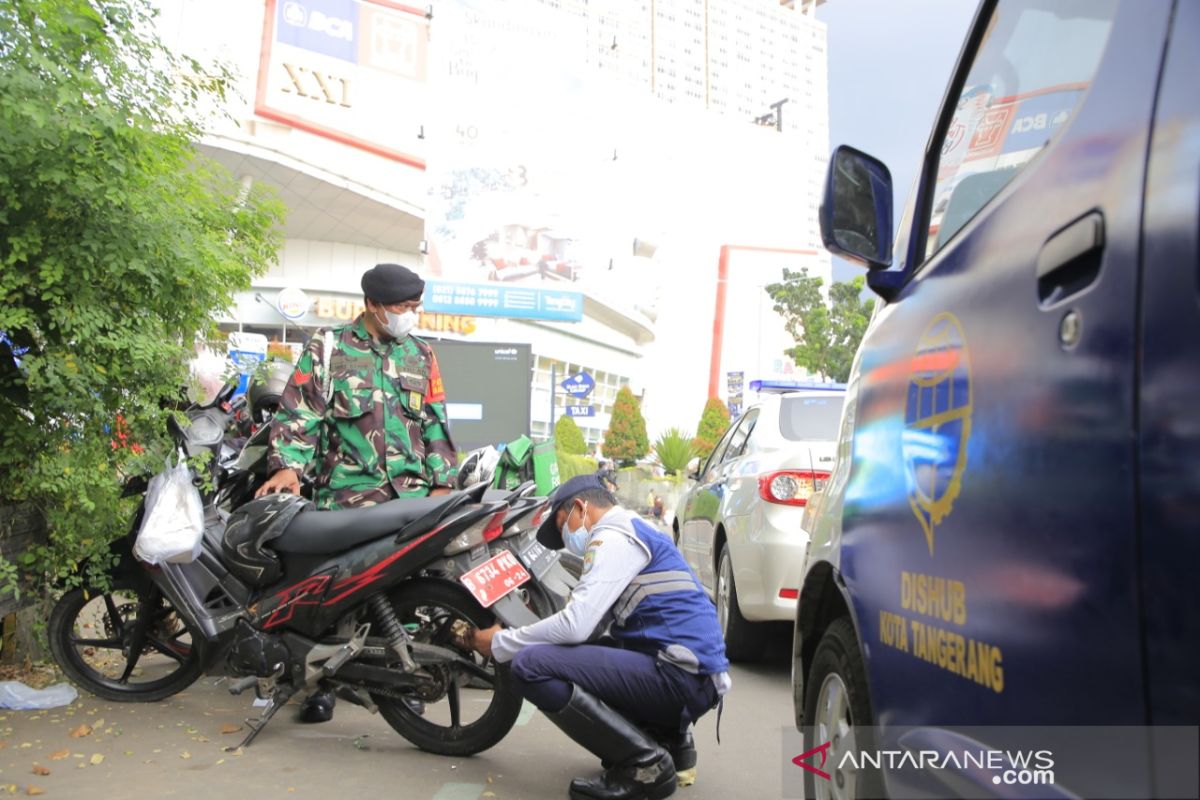 Dishub Kota Tangerang gemboskan ban 139 unit kendaraan karena parkir liar