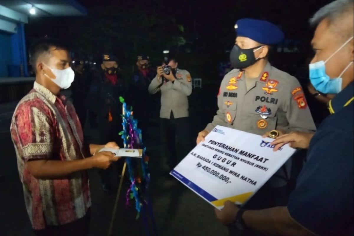 Kapolda Sumsel serahkan santunan anggota gugur ditembak KKB