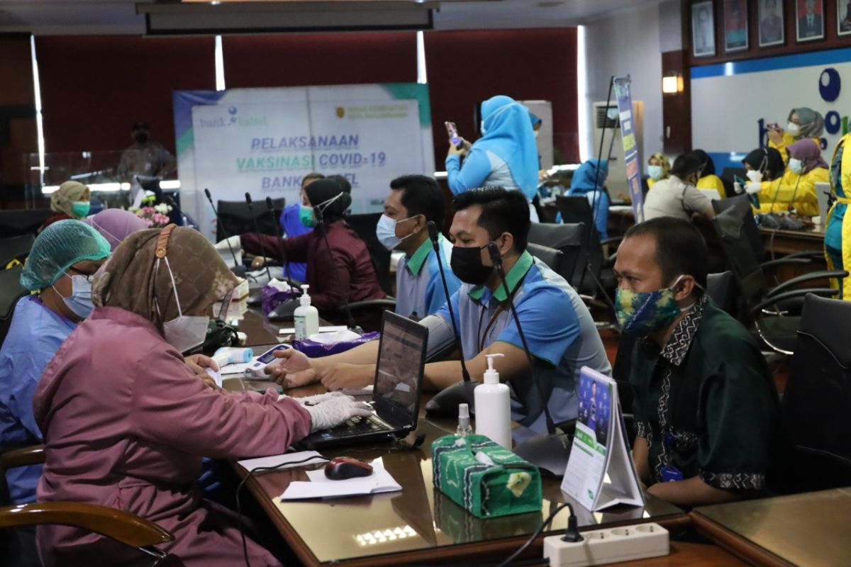 Pastikan pelayanan prima seluruh karyawan Bank Kalsel ikuti vaksinasi COVID-19