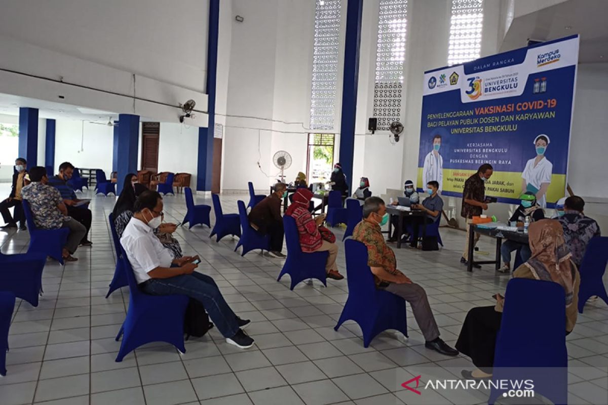 434 orang dosen dan karyawan Universitas Bengkulu divaksinasi