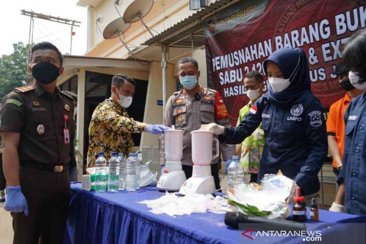 Polrestro Bekasi memusnahkan narkoba lintas negara