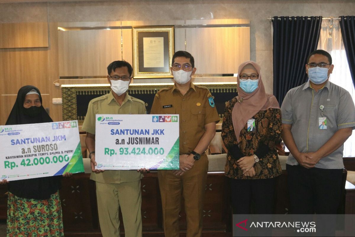 Ahli waris dua orang pekerja terima santuan total Rp135 juta dari BPJAMSOSTEK cabang Solok