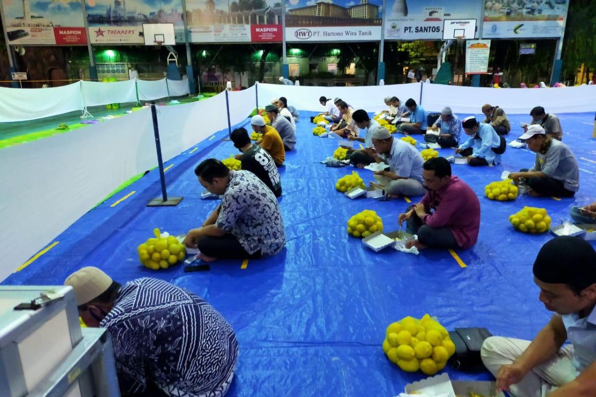 Komunitas Lintas Agama FBM berbagi nasi kotak di Masjid Cheng Ho Surabaya